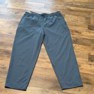 Lululemon Tapered-Leg Mid-Rise Pant 7/8 Length Luxtreme
Womens Large LW5GITS